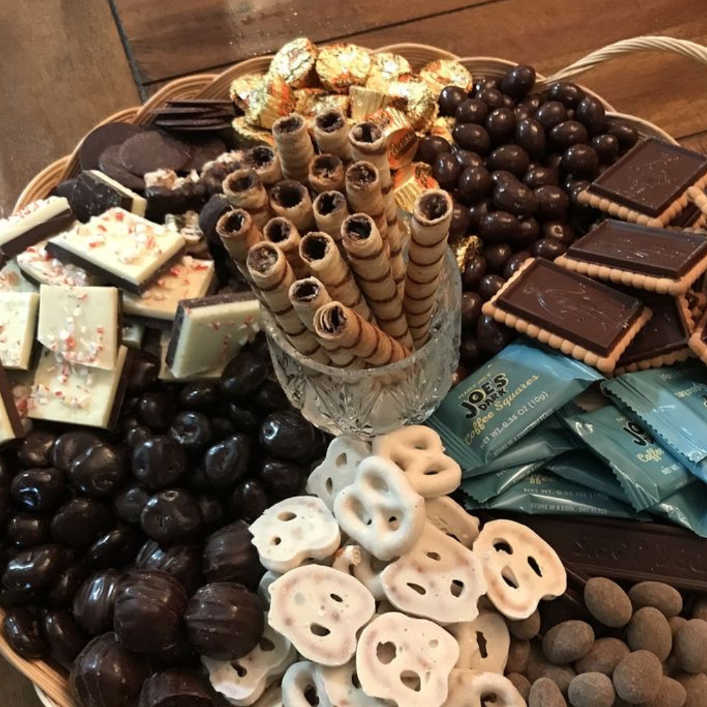 Imagen de Mesa de Chocolatinas para eventos. (Imagen decorativa contiene tubos rellenos de chocolate, palmeras de chocolate, galletas de chocolate, galletas mini oreo, bolas de chocolate)